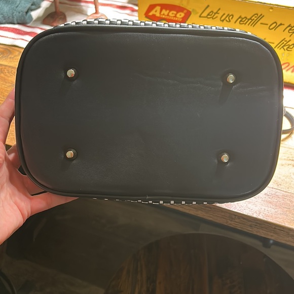 Samoe black and white bucket purse.  With side pocket.  Gold hardware - Picture 6 of 6